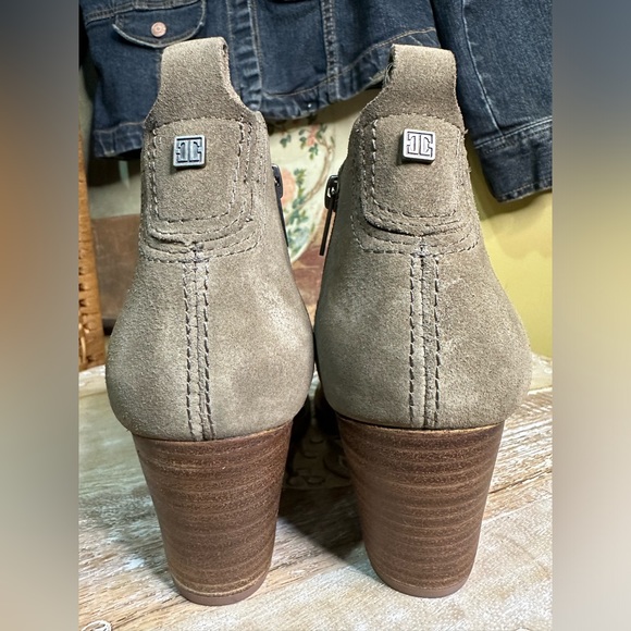 EUC Ivanka Trump “Thelma” Suede Ankle Booties. Size 6.5 - Picture 5 of 12